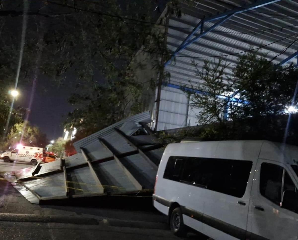 Lámina que se cayó en la zona de Apodaca y que dejó daños considerables. Foto: Protección Civil de Nuevo León.