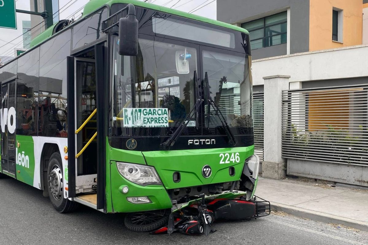 El camión de la ruta urbana arrastró la moto en la fascia delantera/Foto: Rutas de Santa Catarina NL