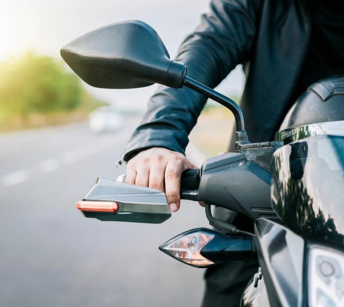 Un hombre conduciendo en una motocicleta rumbo a su destino en el municipio de Salinas Victoria. Foto: Canva.