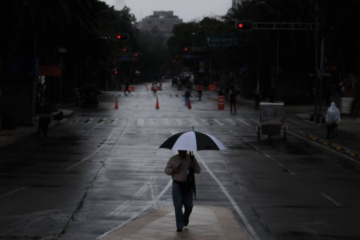 CDMX lluviosa, hombre con paraguas. Foto: CD Secreta | Canva