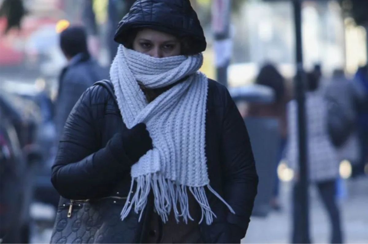 Persona caminando bajo el frío. Foto: Redes Sociales