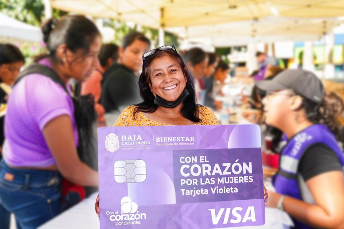 De fondo personas esperando su Tarjeta Violeta, mujer con su apoyo económico. Foto: X @SBienestarGro | Gobierno Baja California