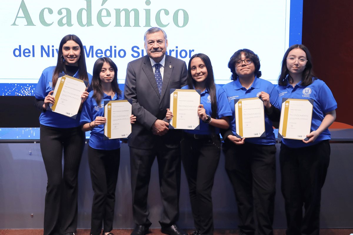 Los 85 estudiantes reconocidos obtuvieron los primeros lugares en concursos interpreparatorias, encuentros y olimpiadas. Foto: UANL.