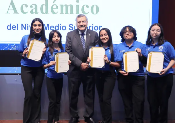 UANL reconoce el desempeño académico de sus estudiantes de preparatoria