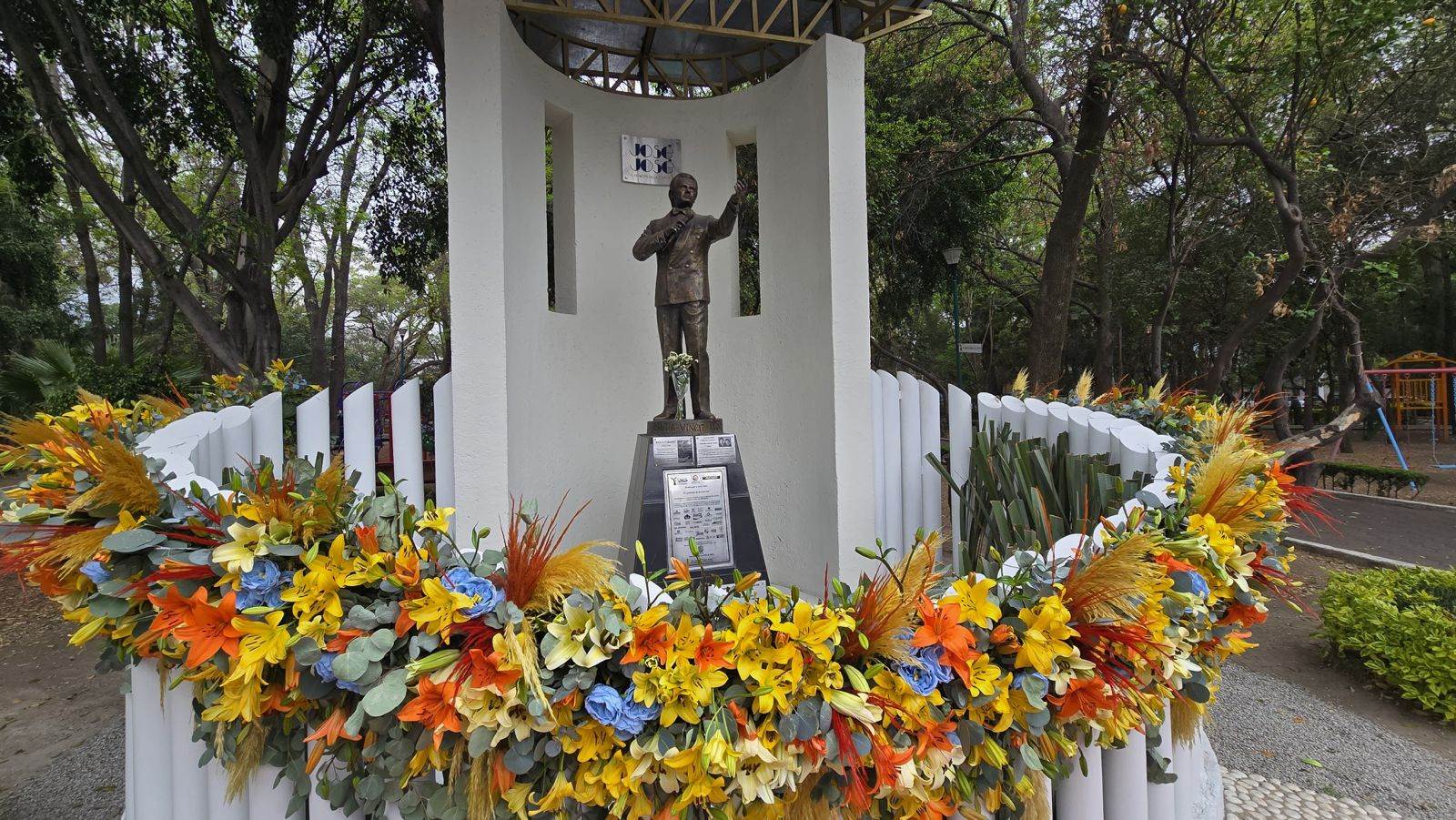 Conoce la estatua de José José en Azcapotzalco, un homenaje al Príncipe de la canción en CDMX