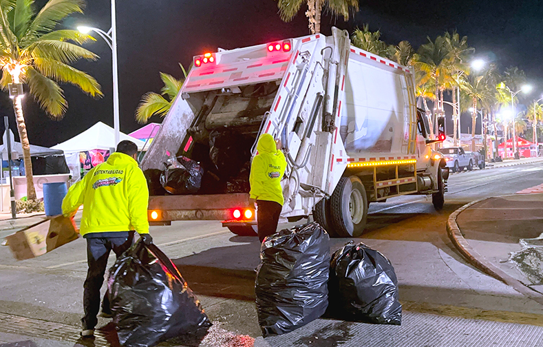 Camiones recolectaron trabajando a altas horas de la madrugada para dejar limpio el malecón. Foto: Ayuntamiento de La Paz.