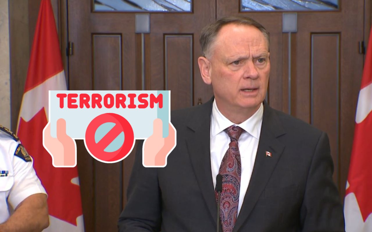 David McGuinty y cartel de terrorismo. Foto: Canva / Captura de pantalla (YouTube/cpac)