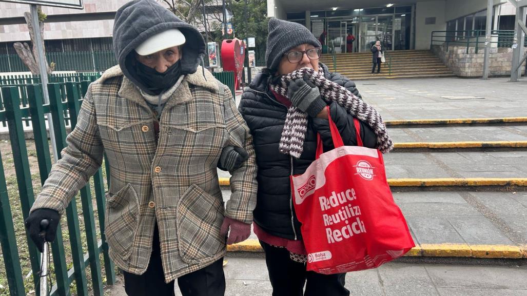 Familiares de pacientes sufren por frente frío 28 al esperar fuera de clínicas