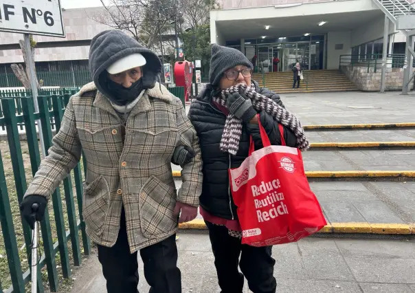 Familiares de pacientes sufren por frente frío 28 al esperar fuera de clínicas