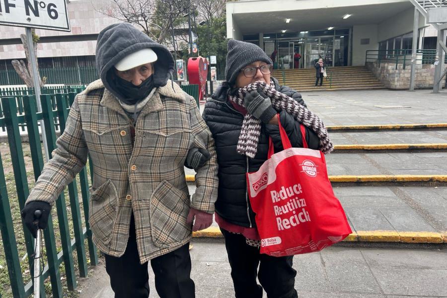 Familiares de pacientes sufren por frente frío 28 al esperar fuera de clínicas