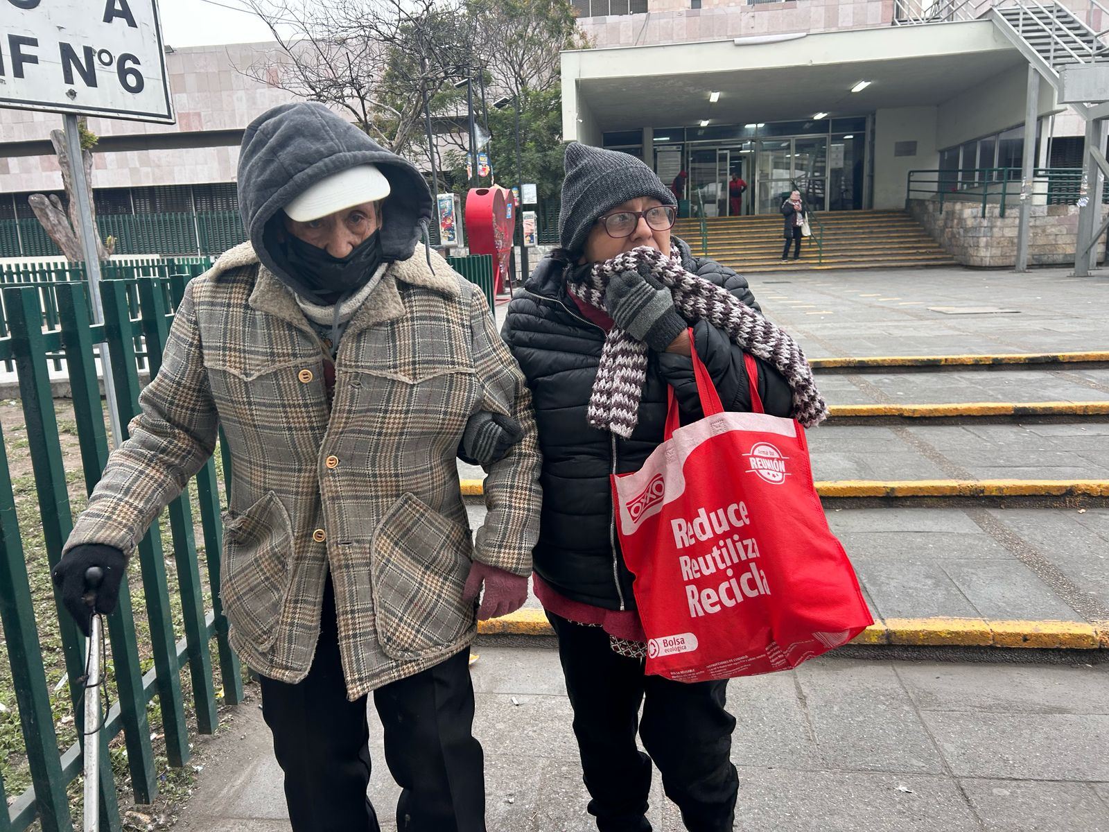 Familiares de pacientes sufren por frente frío 28 al esperar fuera de clínicas