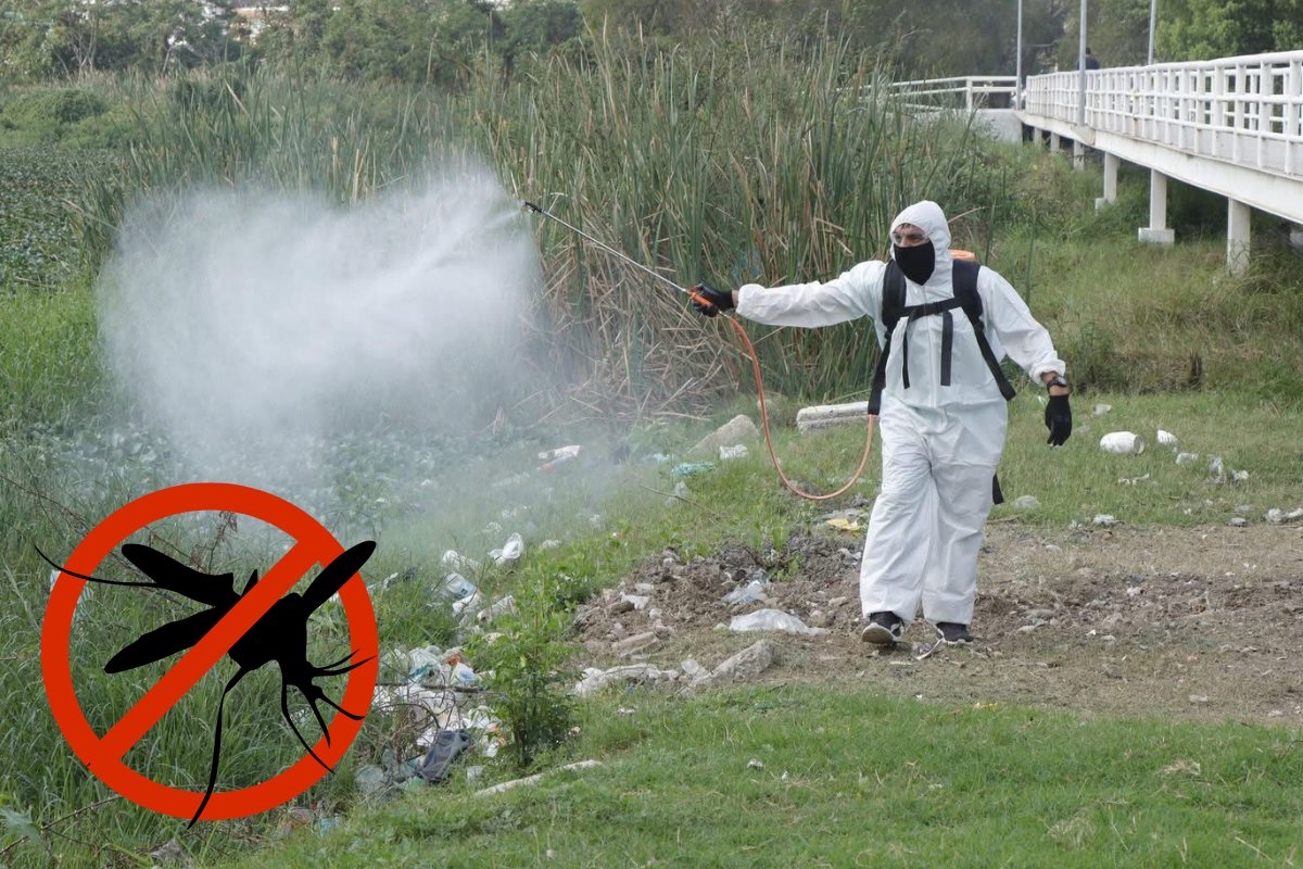 Personal fumigando áreas para frenar la propagación del mosquito