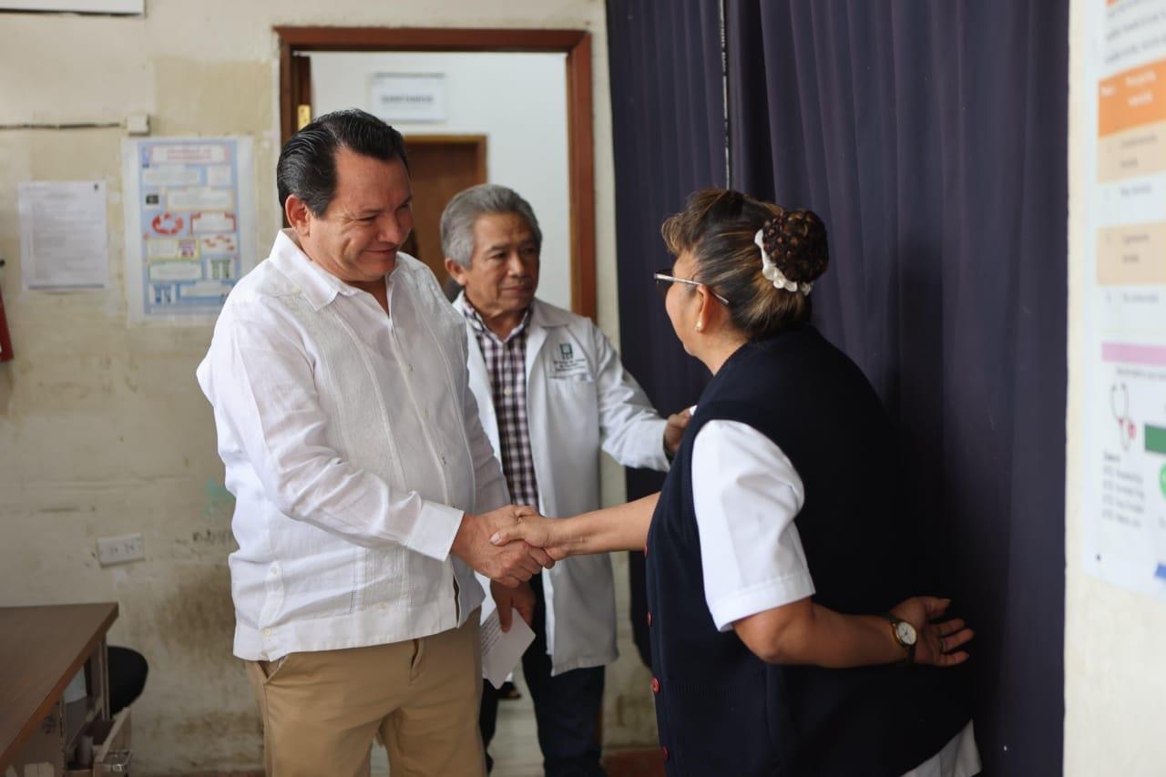 Gobernador de Yucatán en su vista por el Hospital Psiquiátrico Yucatán. Foto: @Huachodiazmena