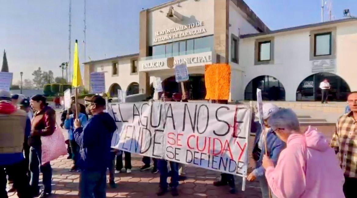 Vecinos de Atizapán de Zaragoza piden a las autoridades que se restablezca el servicio de agua potable. Imagen: Israel Lorenzana