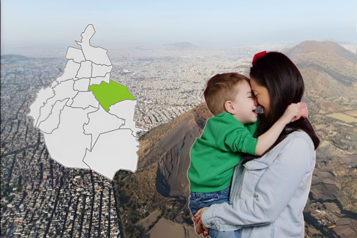 Alcaldía Iztapalapa con vista hacia el volcán Tetlalmanche, al frente un mapa de CDMX y una madre sosteniendo a su hijo en brazos.   Foto: Freepik | Wikipedia | Canva | Julio FERNANDEZ CASANOVA