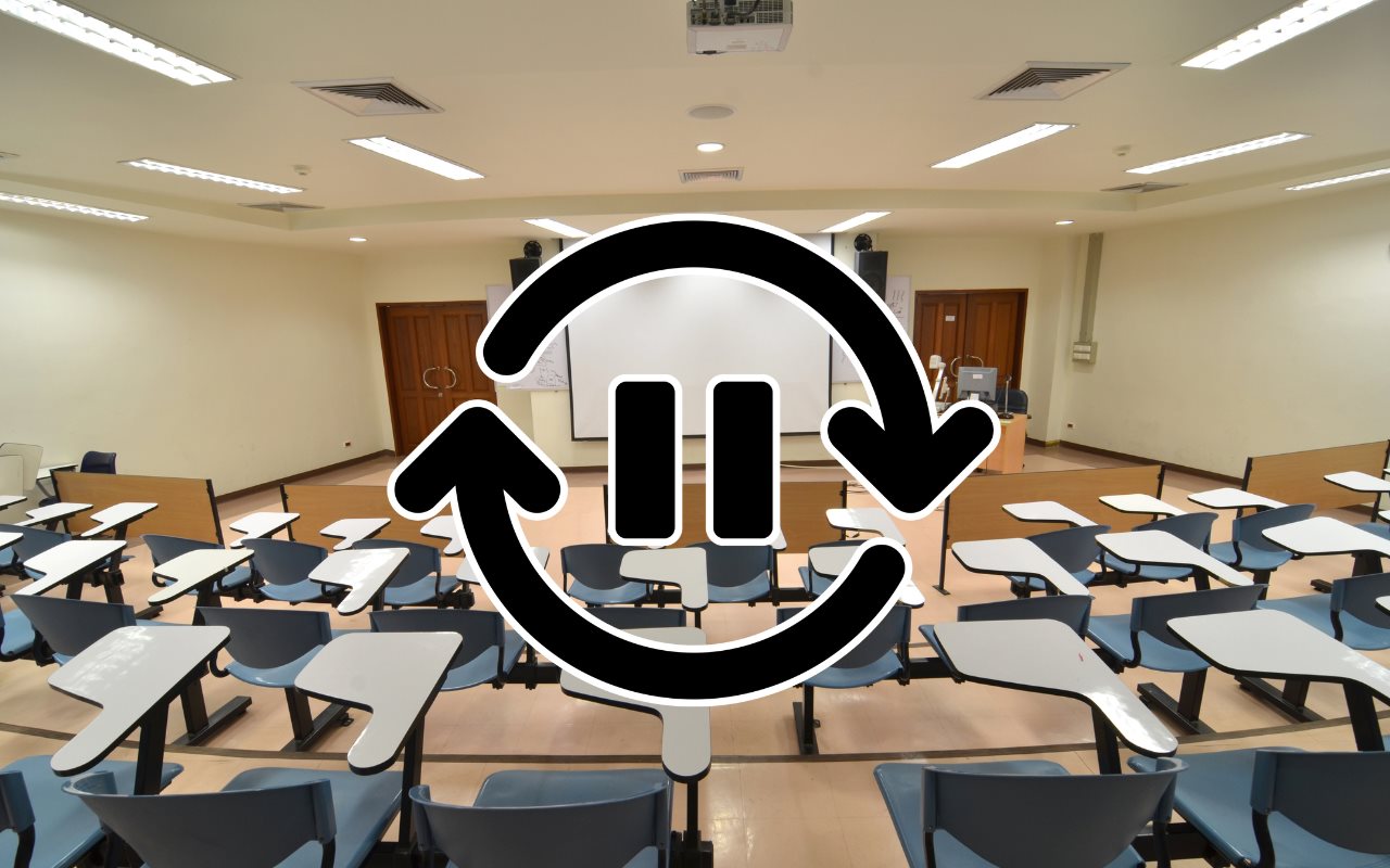 Salón de clases y signo de pausa. Foto: Canva