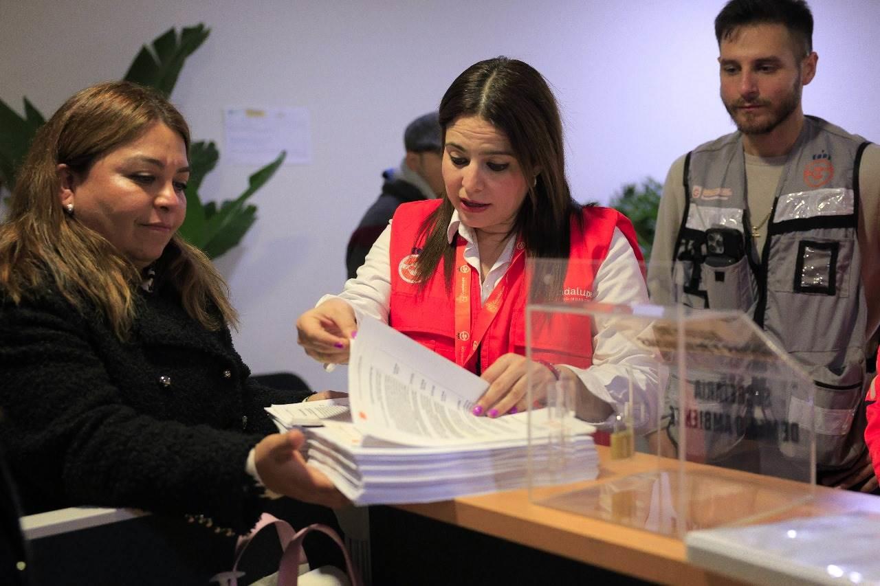 Zeico Rodríguez y Brenda Sánchez para ver que lineamientos ambientales se han cumplido en Guadalupe. Foto: Gobierno de Guadalupe.