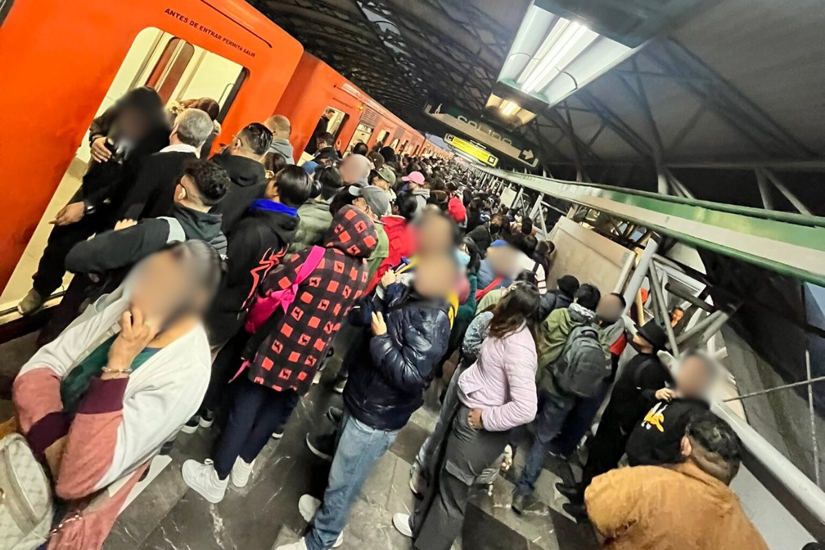 Personas desalojadas de un tren en la Línea B del Metro de CDMX.    Foto: X (Ricardo82161302)