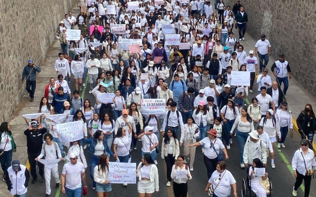 Miles de estudiantes de Celaya salen a las calles para exigir justicia por compañero asesinado