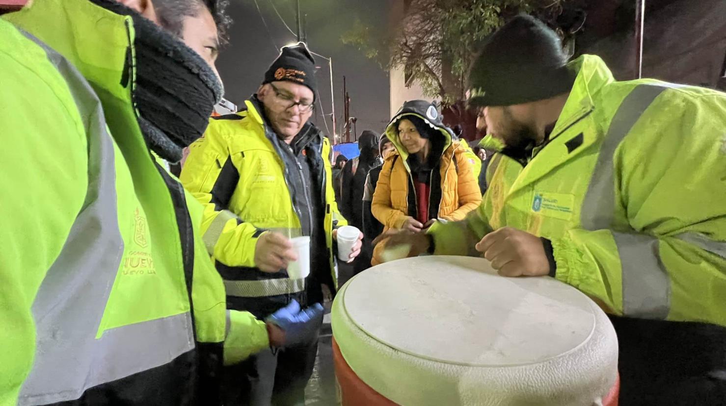 Rescatistas de Protección Civil de Nuevo León dando chocolate caliente ante el frente frío 28. Foto: Protección Civil de Nuevo León.