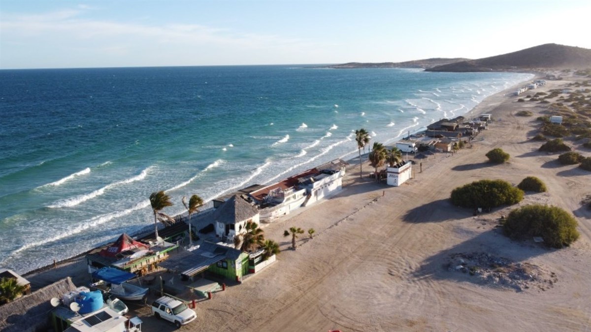 En esta playa virgen de Mulegé, puedes desconectarte del bullicio y disfrutar. Foto: Visita Los Cabos