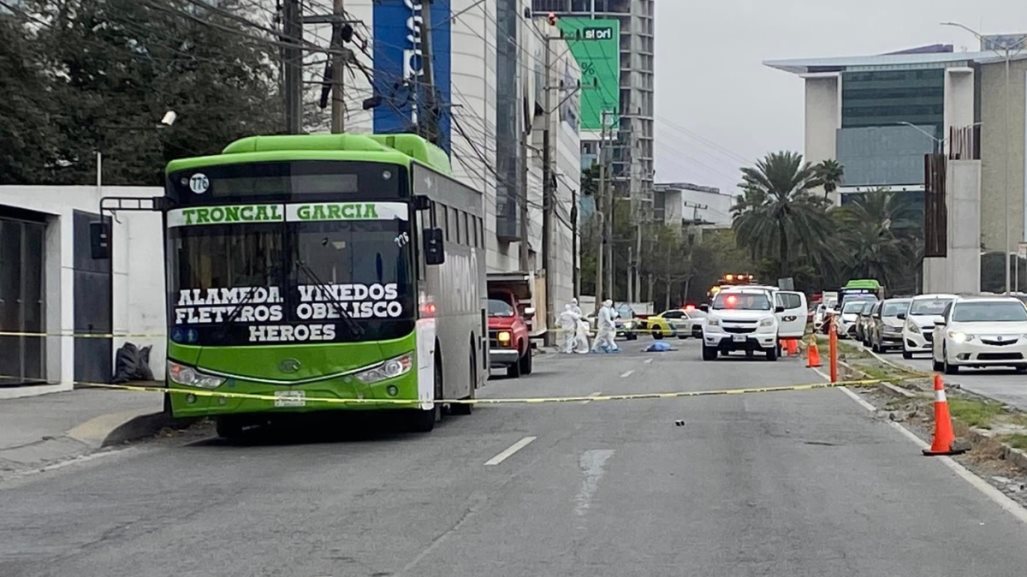 Revelan nuevos videos del hombre arrollado por ruta urbana en Monterrey