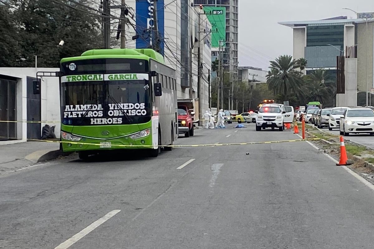 Usuarios de la ruta 107, implicada en un par de incidentes viales, captaron en video el momento en que una camioneta tipo pick-up impacta al camión urbano/Foto: Rutas Urbanas de Santa Catarina