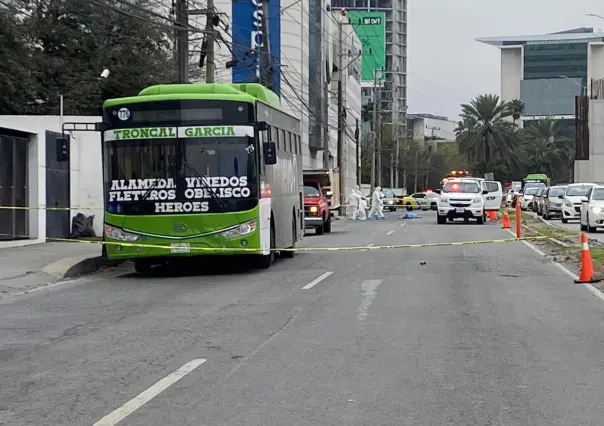 Revelan nuevos videos del hombre arrollado por ruta urbana en Monterrey