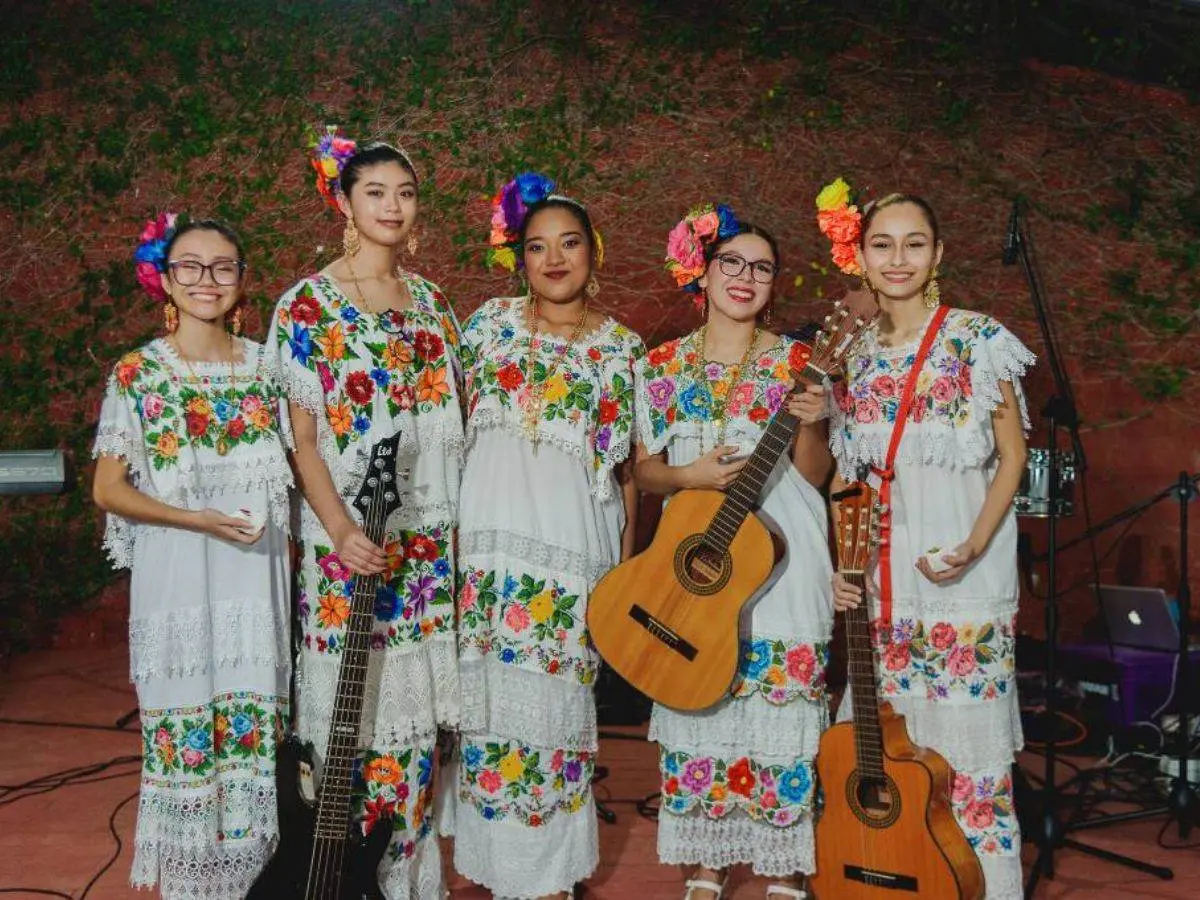 Las Trovadoras del Mayab cuentan con la participación de estudiantes de la casa de estudios y este viernes se presentarán en el Patio del Centro Cultural Universitario.- Facebook Las Trovadoras del Mayab