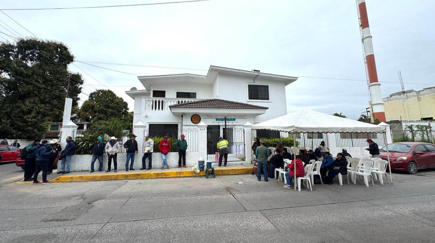 Grupos de campesinos se hicieron presentes en las instalaciones del Tribunal Agrario.