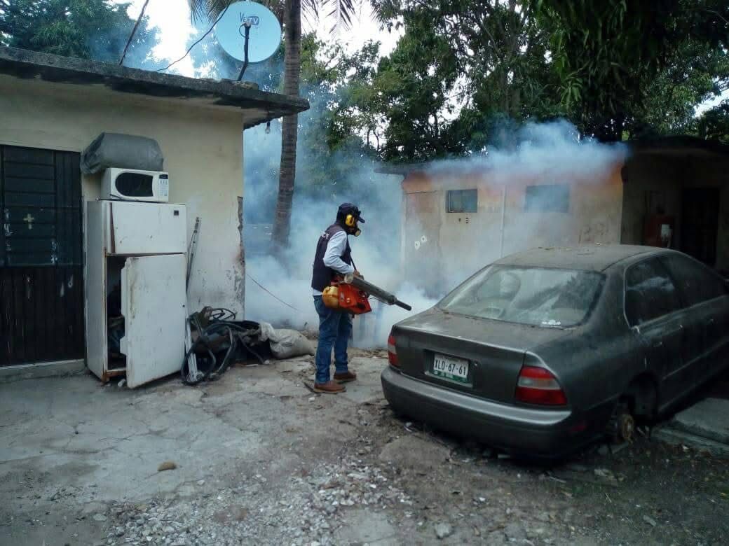 Personal fumigando. Foto: Redes Sociales