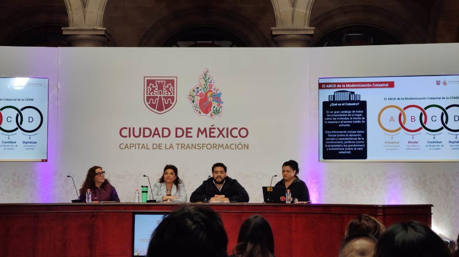 Clara Brugada con diferentes autoridades hablando del catastro en CDMX. Foto: Laura Ávila