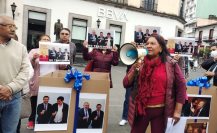 Militantes de Morena protestan con cajas de regalo y piden rechazar afiliación de los Yunes al partido