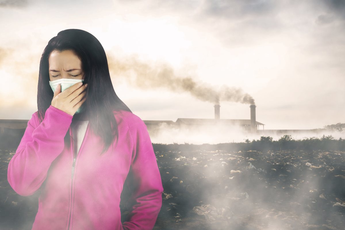 Mujer con cubrebocas y su contaminación Foto: Canva