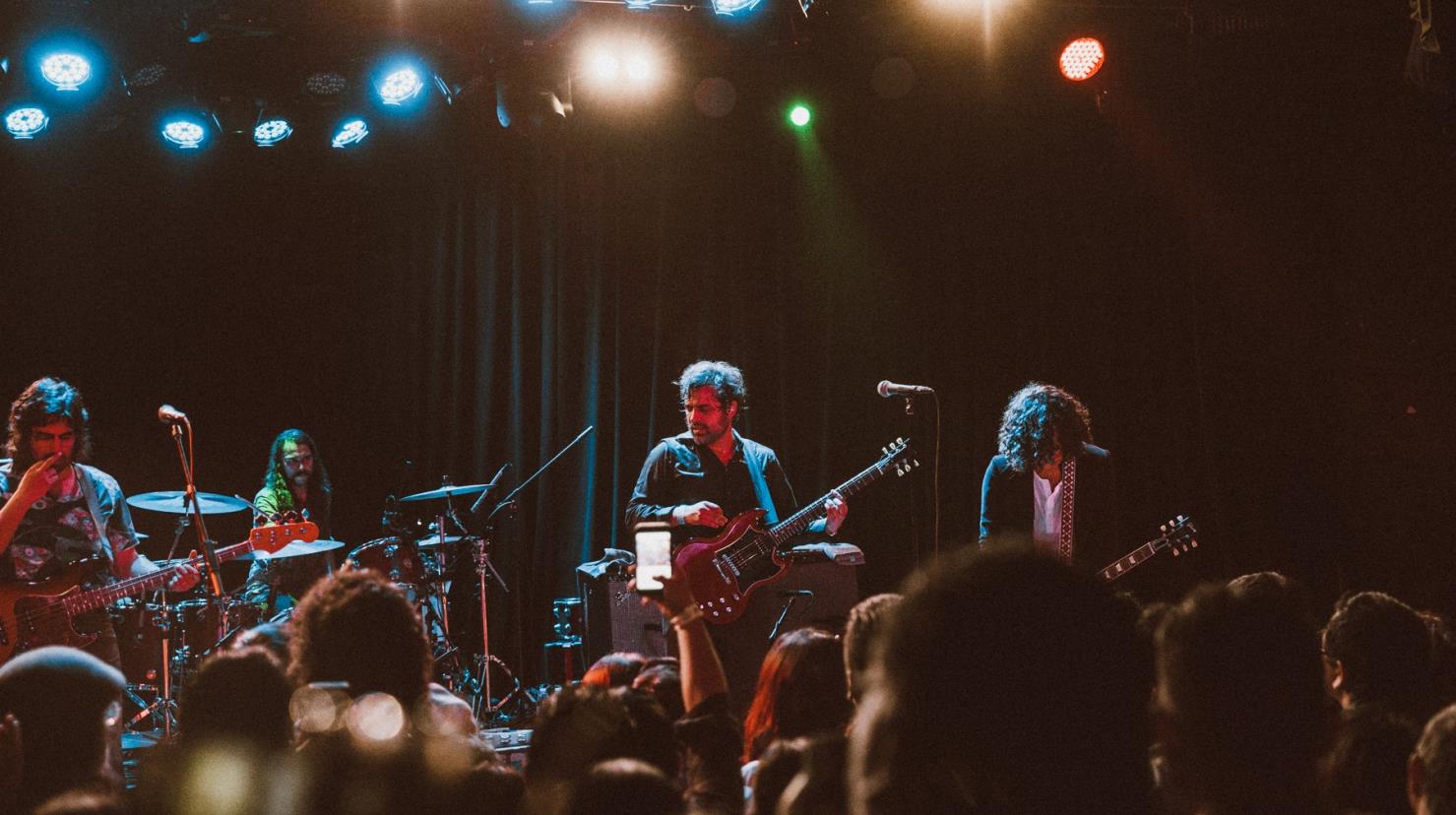 Enjambre en concierto. Foto de The Roxy Theatre.