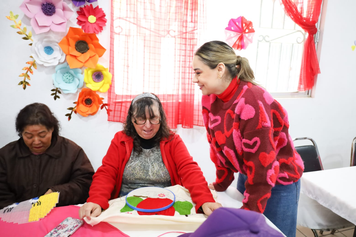 Lucy de Gattás, presidenta del Sistema DIF Victoria, junto a abuelitas de la Casa Club del Adulto Mayor. Foto: Daniel Espinoza