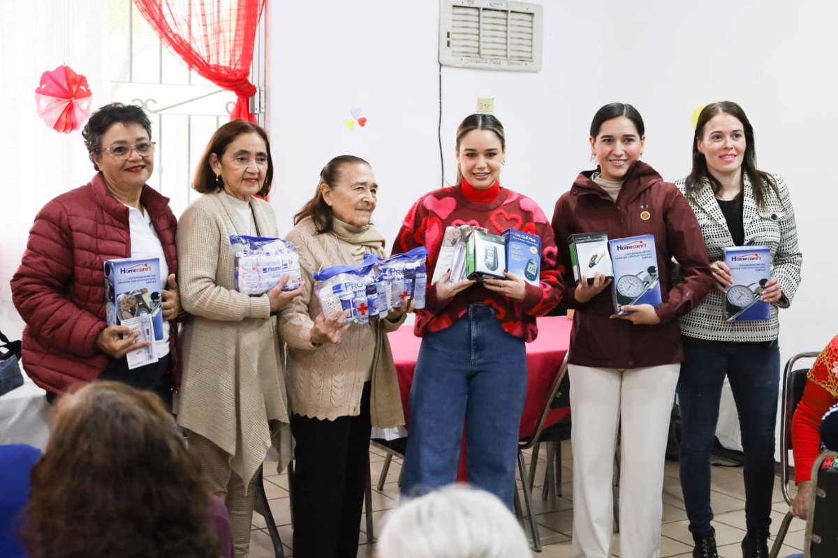 La presidenta del DIF Victoria, Lucy de Gattás, y la diputada local, Katalyna Méndez Cepeda, entregaron los equipos médicos a las y losa abuelitos de la Casa Club.