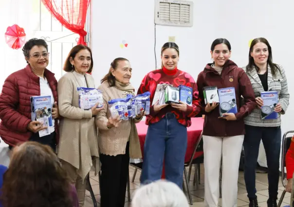 Abuelitos del DIF Victoria reciben equipo médico para mejorar su salud
