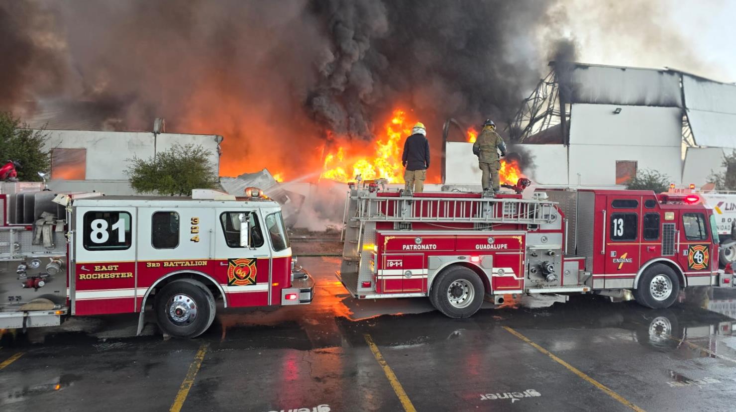 Bomberos de Apodaca y Guadalupe ne la zona del incendio en el Parque Industrial. Foto: Protección Civil de Nuevo León.