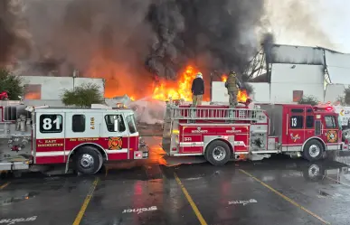 ¡Alerta en Apodaca! Incendio consume fábrica de plásticos