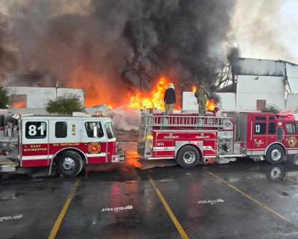 ¡Alerta en Apodaca! Incendio consume fábrica de plásticos