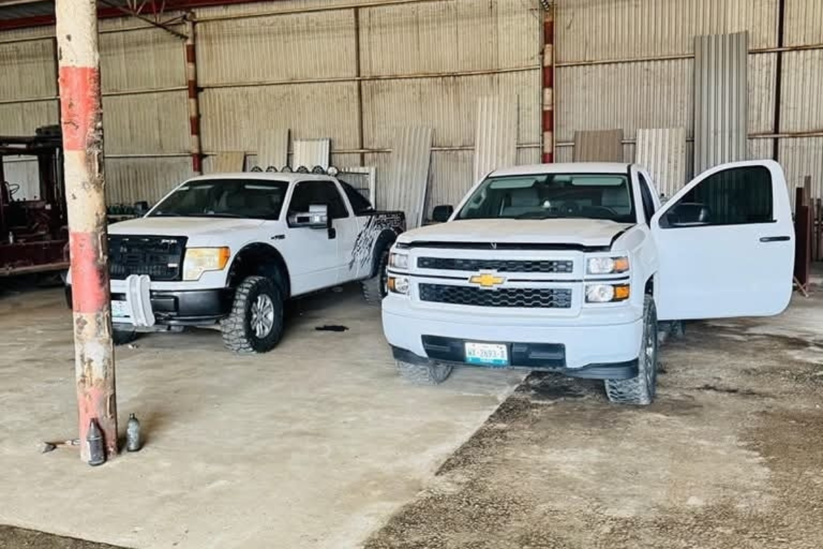 Además, se aseguró equipo de medición y diversos vehículos de carga y transporte, entre ellos tractocamiones, plataformas y camionetas. Foto: Redes sociales