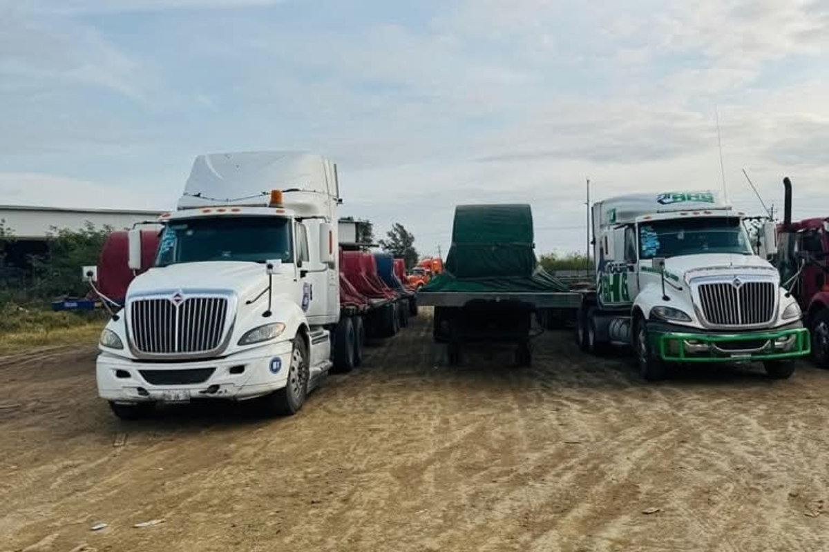 Además, se aseguró equipo de medición y diversos vehículos de carga y transporte, entre ellos tractocamiones, plataformas y camionetas. Foto: Redes sociales