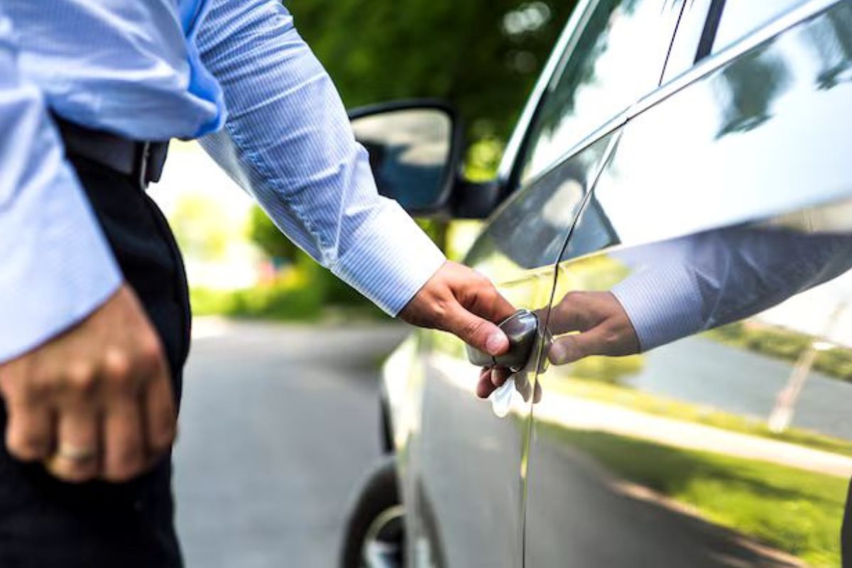 Persona subiendo a coche. Foto: Freepik