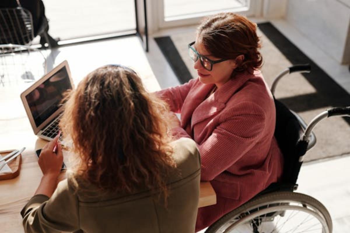 Mujer ayudando a persona en silla de ruedas Foto: Pexels