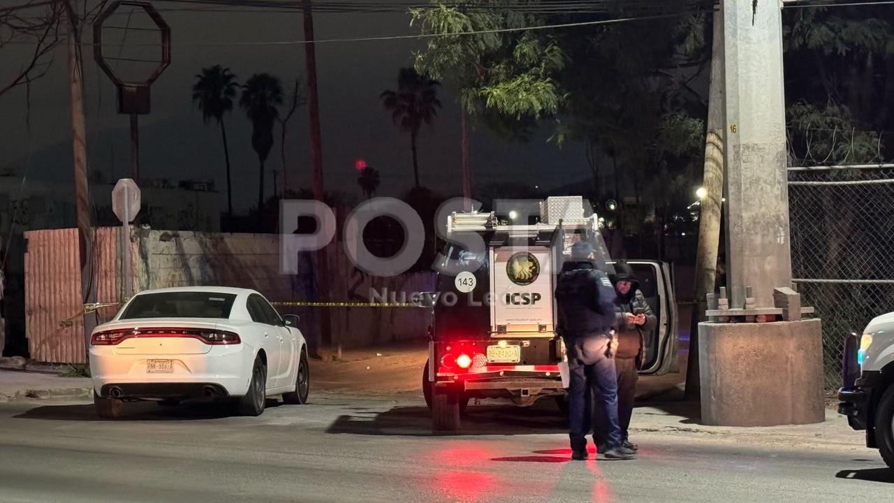 Elementos de la Fiscalía General de Justicia de Nuevo León en la zona donde ocurrió el homicidio del hombre. Foto: POSTA MX.