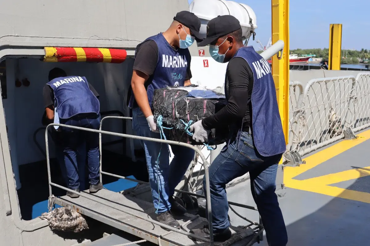 Personal naval aseguró una embarcación que transportaba 13 bultos con un polvo blanco. Créditos: X (@SEMAR_mx).