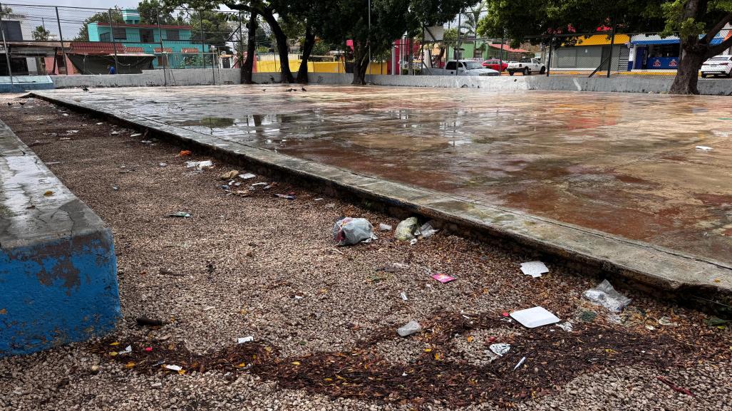 Poste en mal estado pone en riesgo la seguridad de los vecinos del centro de Mérida