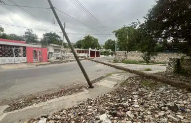 Poste en mal estado pone en riesgo la seguridad de los vecinos del centro de Mérida