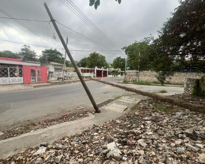 Poste en mal estado pone en riesgo la seguridad de los vecinos del centro de Mérida